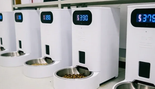 智能宠物喂养设备选型关注点与技术限制分析